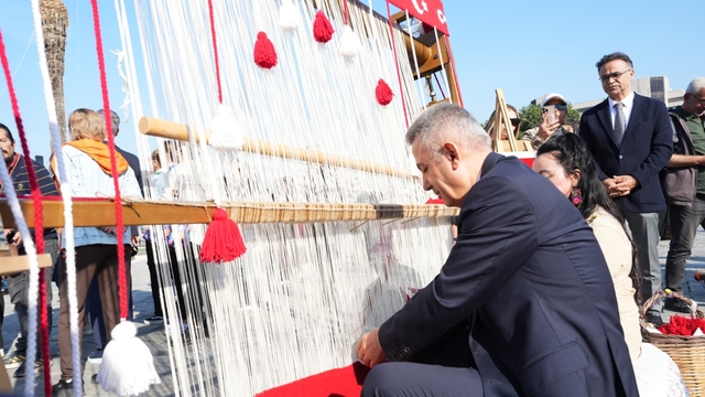 İzmir'de Cumhuriyetin 102. yılı kutlamaları kapsamında Türk bayrağı dokundu