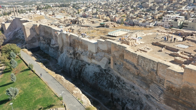 Urfa Kalesi'nde 5. yüzyıla ait yazıtlı mozaik gün yüzüne çıkarıldı
