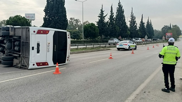 İzmir'de midibüs devrildi: 5 yaralı