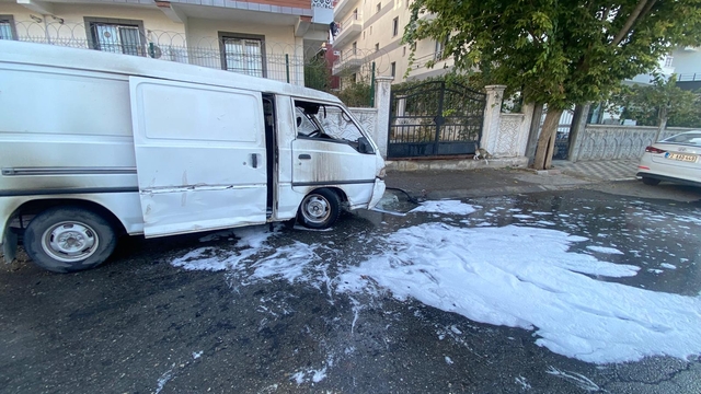 Batman'da park halindeki panelvan yandı