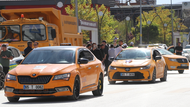 Van'da taksicilerden Rojin için kornalı eylem