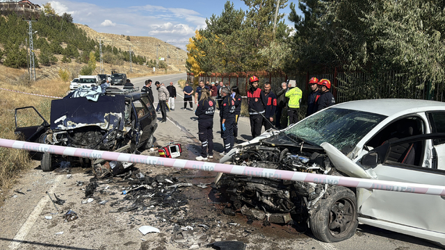 Sivas'ta iki otomobilin çarpıştığı kazada sürücülerden biri öldü diğer ağır yaralandı
