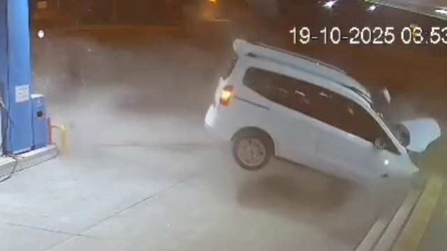 Hafif ticari araç akaryakıt istasyonuna daldı; kaza kamerada