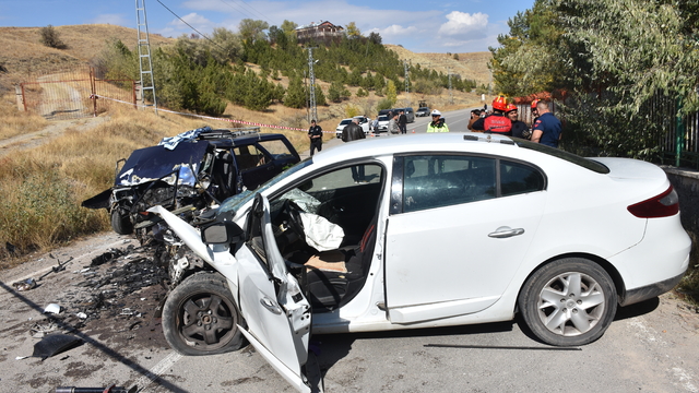 Sivas'ta otomobiller çarpıştı; 1 ölü, 1 yaralı