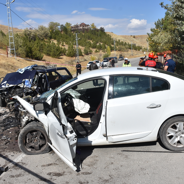 Sivas'ta otomobiller çarpıştı; 1 ölü, 1 yaralı