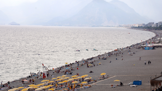 Konyaaltı Sahili'nde ekimde deniz keyfi