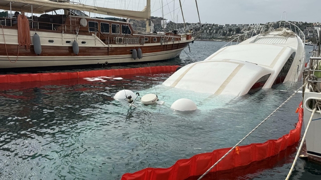 Bodrum'da iskeleye demirli lüks yat su alıp battı