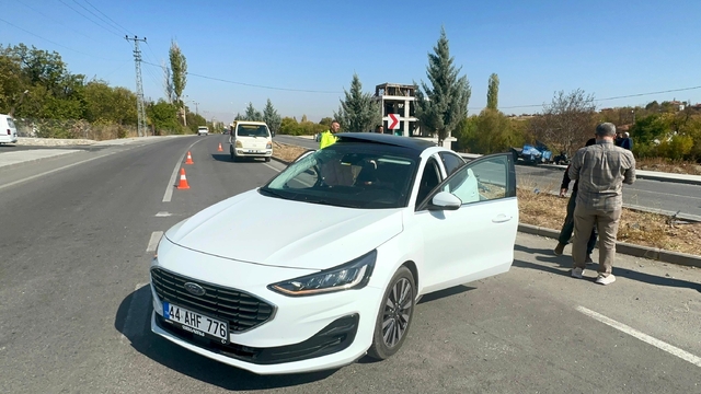 Malatya'da otomobil ile tarım aracının çarpışması sonucu  3 kişi yaralandı