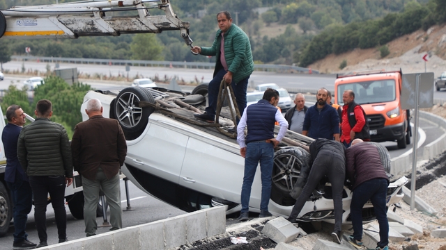 Pamukkale'de takla atan otomobildeki anne ve oğlu yaralandı