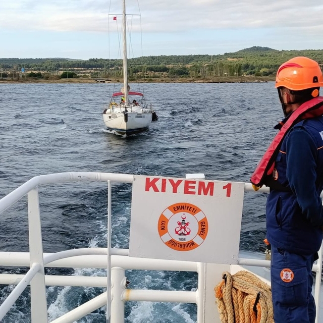 Çanakkale Boğazı'nda sürüklenen tekne kurtarıldı