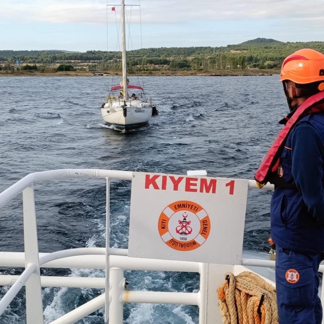 Çanakkale'de sürüklenen tekne kurtarıldı