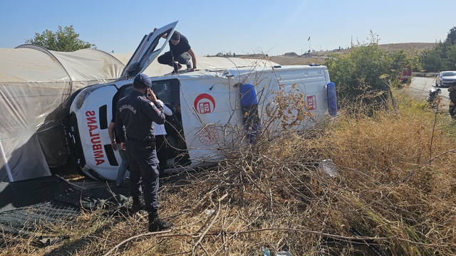 Ambulansla otomobil çarpıştı: 3'ü sağlık görevlisi, 8 yaralı