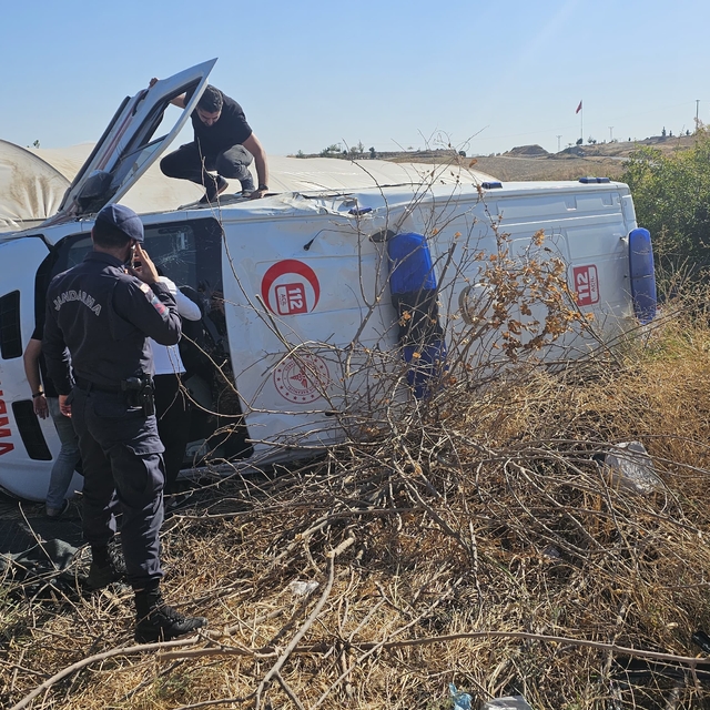 Ambulansla otomobil çarpıştı: 3'ü sağlık görevlisi, 8 yaralı