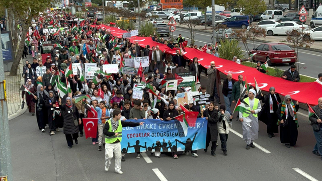Gazze için yürüyüp, gökyüzüne balon bıraktılar