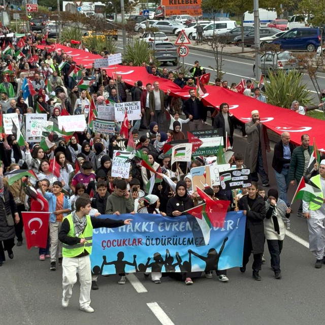 Gazze için yürüyüp, gökyüzüne balon bıraktılar