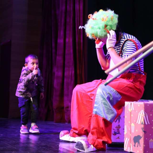 Van'da özel gereksinimli bireyler için tiyatro gösterisi düzenlendi