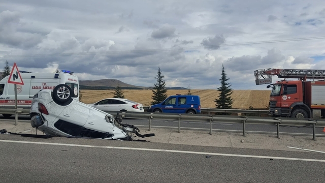 Kütahya'da devrilen otomobilin karşı şeride fırlayan tekeri başka kazaya neden oldu