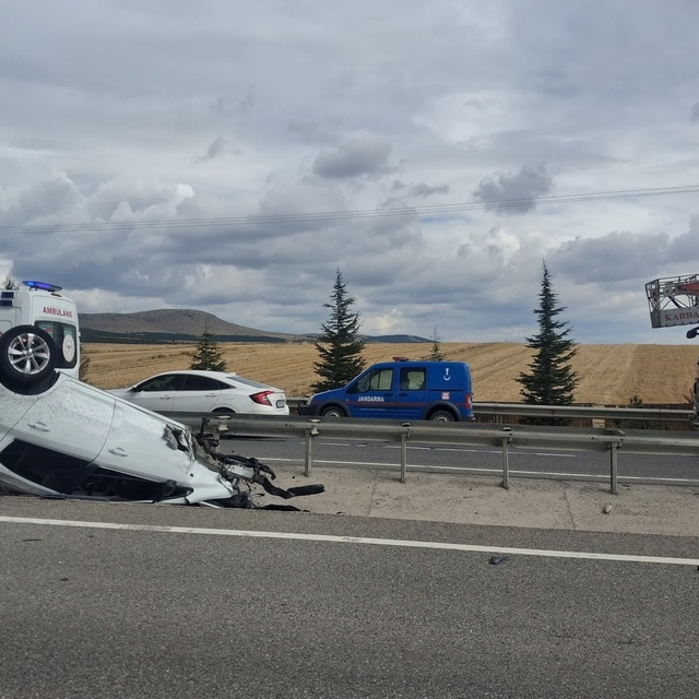 Kütahya'da devrilen otomobilin karşı şeride fırlayan tekeri başka kazaya ne...