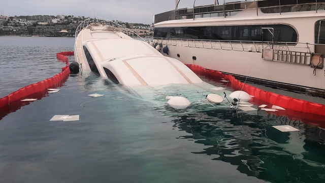Bodrum'da bağlı olduğu iskelede su alan yatın bir bölümü battı