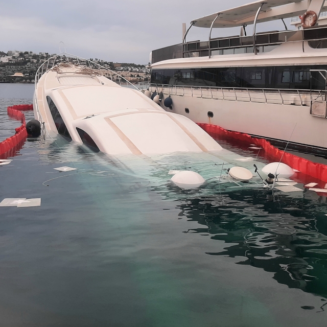 Bodrum'da bağlı olduğu iskelede su alan yatın bir bölümü battı