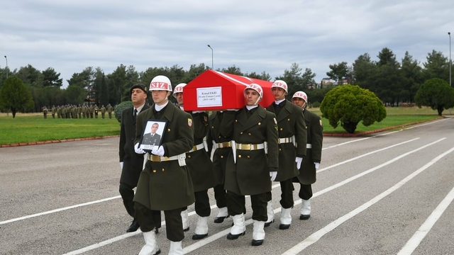 Otomobil gasbetti, 2 kişiyi öldürüp, 2'si polis 7 kişiyi yaraladı; çatışmada etkisiz hale getirildi (3)