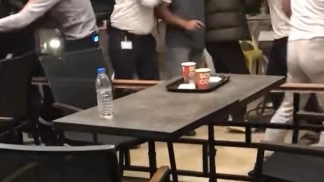 Adana'da bir AVM'de iki grup arasındaki kavga kamerada