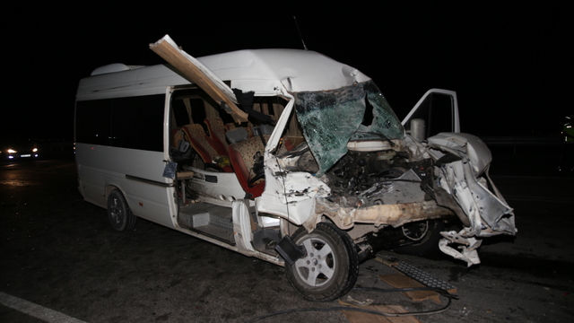 Hatay'da minibüs ile traktörün çarpışması sonucu 14 kişi yaralandı