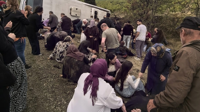 Denizli'de tur otobüsü devrildi; 1 ölü, 32 yaralı