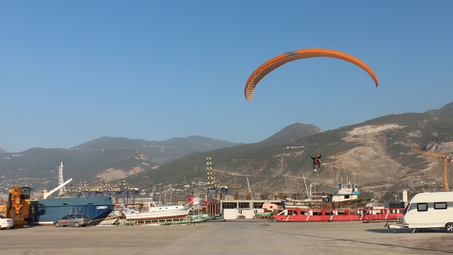 Hatay'da yamaç paraşütüyle atlayan kadın gökyüzünde darbuka çaldı