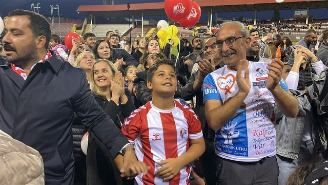 Çanakkale'de kanseri yenen Gencay için yüzlerce balon gökyüzüne bırakıldı