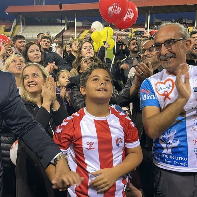 Çanakkale'de kanseri yenen Gencay için yüzlerce balon gökyüzüne bırakıldı