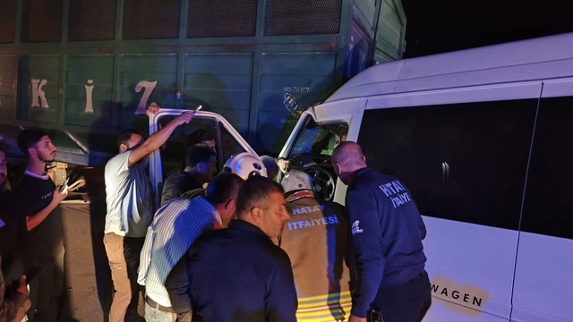 Hatay'da işçileri taşıyan servis minibüsü traktörün römorkuna çarptı: 14 Yaralı