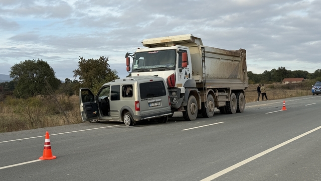 Çanakkale'de kamyon ile ticari aracın çarpıştığı kazada 1 kişi öldü