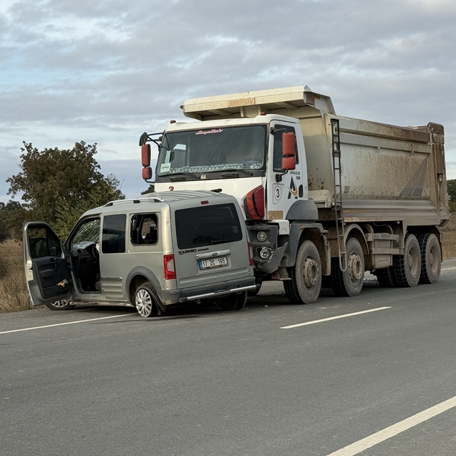 Çanakkale'de kamyon ile ticari aracın çarpıştığı kazada 1 kişi öldü
