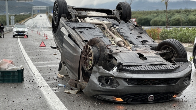 Su birikintisine giren otomobil takla attı: Kaza anı kamerada
