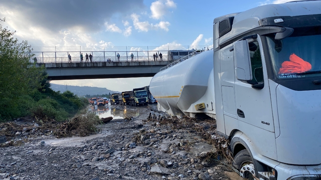 Hatay'da sağanak nedeniyle Toprakkale-İskenderun Otoyolu'nda araçlar mahsur kaldı