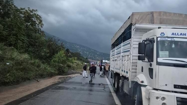 Hatay'da sağanak nedeniyle otoyol çöktü, yolları su bastı, denizde hortum çıktı