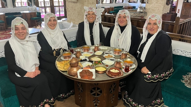 9 kadınla kurduğu Türkiye'nin ilk 'köy kadın dayanışma derneği'ni 115 üyesiyle dünyaya tanıtıyor