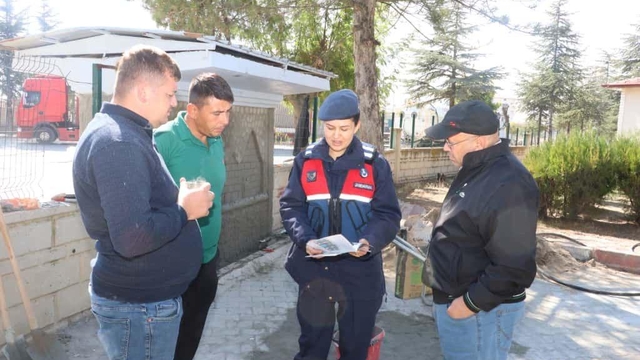 Jandarma tarafından KADES ve "Kadına El Kalkamaz" bilgilendirmesi yapıldı