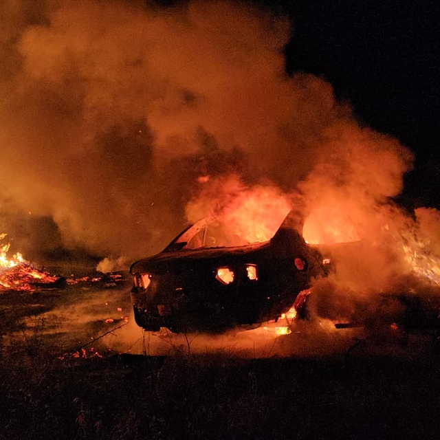 Çorum'da otomobilde çıkan ve atık malzemelere sıçrayarak büyüyen yangın sön...