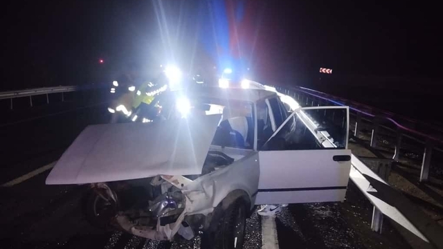 Balıkesir'de otomobil bariyerlere çarptı, 2 kişi yaralandı