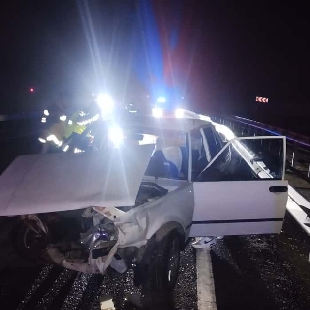 Balıkesir'de otomobil bariyerlere çarptı, 2 kişi yaralandı