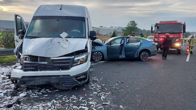 İzmir'de zincirleme trafik kazasında 1 kişi öldü, 4 kişi yaralandı