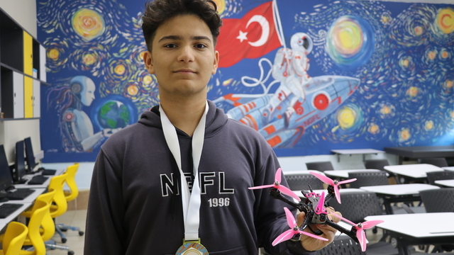 Kütahyalı lise öğrencisi uluslararası yarışmada sıfırdan dron yaparak şampiyon oldu