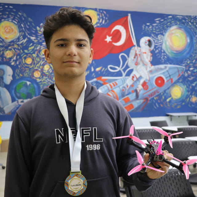 Kütahyalı lise öğrencisi uluslararası yarışmada sıfırdan dron yaparak şampi...