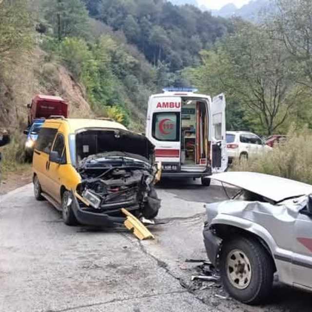 Samsun'da otomobil ile hafif ticari aracın çarpıştığı kazada 3 kişi yaralan...