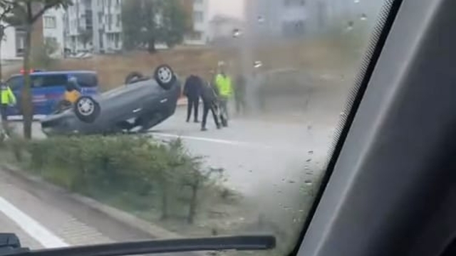 Takla atan otomobilin sürücüsü yaralandı