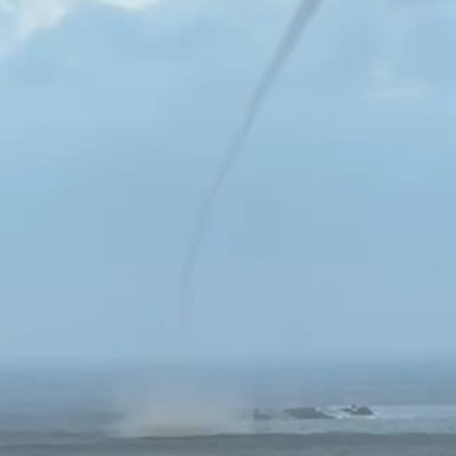 Hatay'da sağanak nedeniyle otoyol çöktü, yolları su bastı, denizde hortum ç...