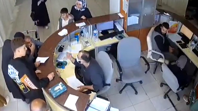 Hastaya bağırıp hakaret eden, oğluna da kalem fırlatan doktor hakkında soruşturma