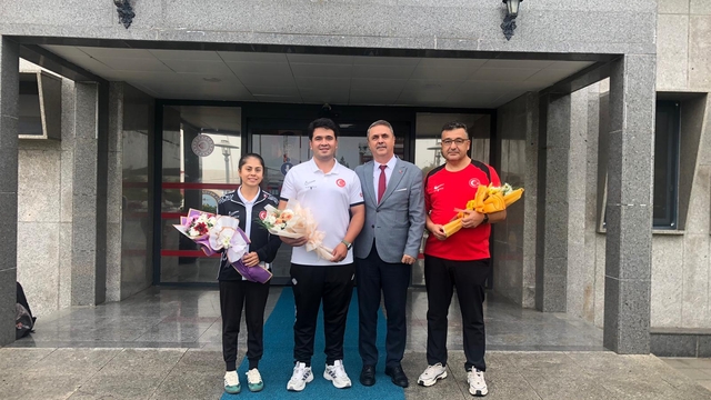 Dünya şampiyonu Emircan Haney çiçeklerle karşılandı